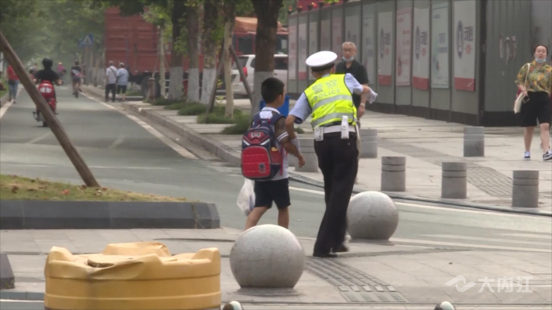 軍姿交警.mp4_20220623_171544123.jpg